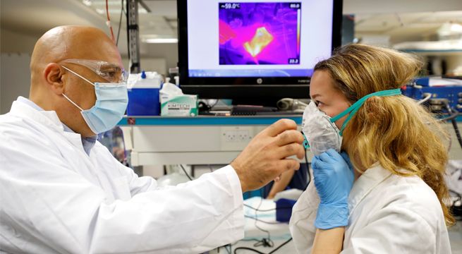 Científicos presentan una mascarilla que mata el virus y usa un cargador de celular