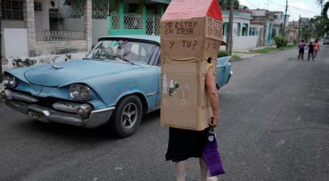 Cubana se protege del coronavirus con una casa móvil de cartón