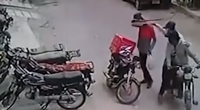 Ladrones le roban a repartidor de comida, pero le devuelven sus cosas al verlo llorar