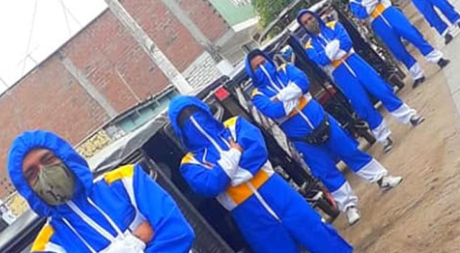 Mototaxistas muestran sus trajes de seguridad contra la Covid-19 y muchos los comparan con sayayines