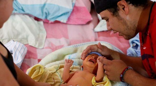 Por temor al coronavirus, pareja opta por el parto en casa