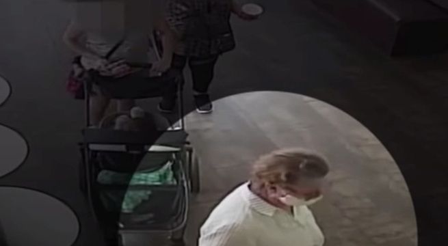 Mujer se baja mascarilla para toser sobre el rostro de un bebé