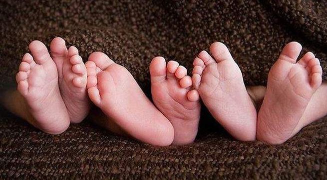 Trillizos recién nacidos de padres no infectados se contagian de coronavirus