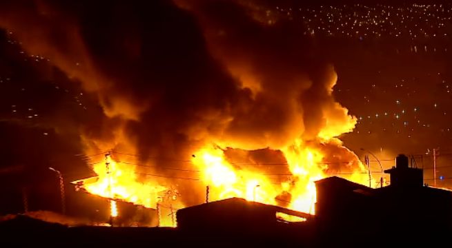 Ventanilla: pavoroso incendio consumió fábrica en zona industrial de Pachacútec [VIDEO]