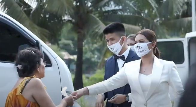 Pareja dona equipo de protección para personas vulnerables al Covid-19 con dinero para su boda