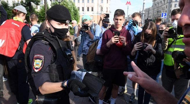 Policía entrega mascarillas a manifestantes que protestan en Rusia