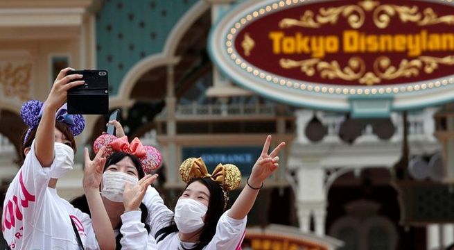 Fans de Mickey Mouse celebran reapertura de Disney en Tokio