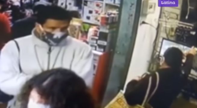 Captan a pareja robando laptop de alta gama en galería del centro de Lima [VIDEO]