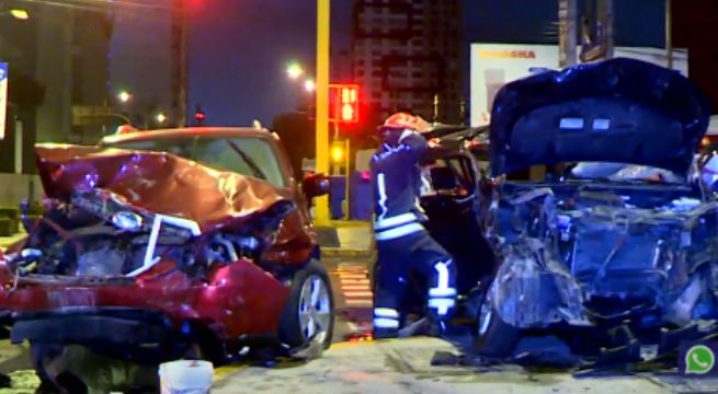 Violento choque de camioneta y van dejó cinco heridos en San Miguel