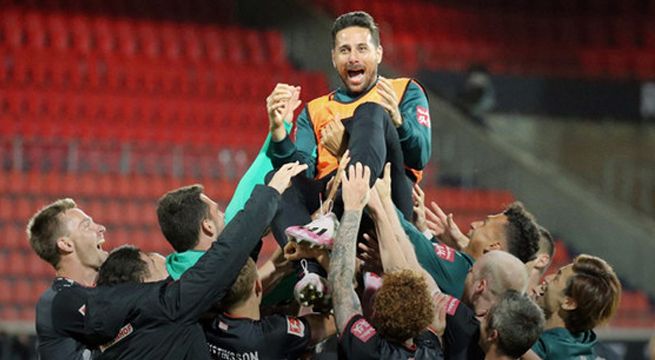 Técnico le pidió perdón a Claudio Pizarro por haberlo dejado en el banco en su despedida