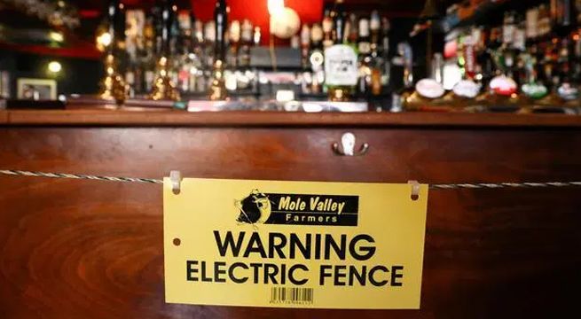 Bar inglés pone una valla eléctrica para alejar a los clientes de la barra