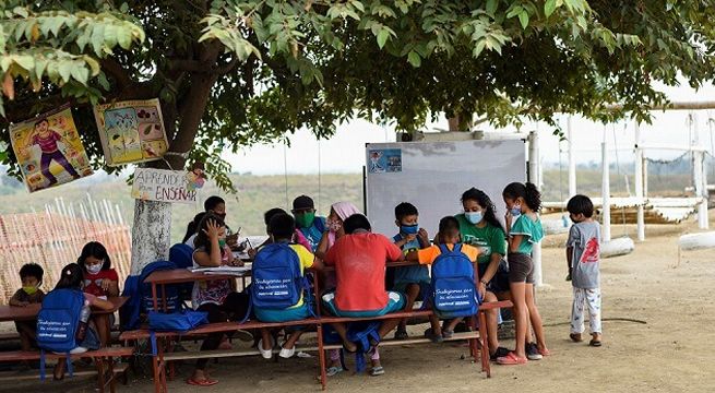 Adolescente ecuatoriana instala escuela improvisada bajo un árbol para ayudar a niños sin Internet