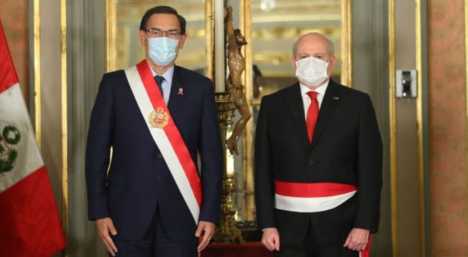 Vizcarra tomó juramento al nuevo gabinete liderado por Pedro Cateriano
