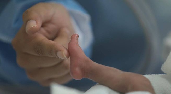 Bebé prematuro extremo venció al Covid-19 y se reencontró con su mamá