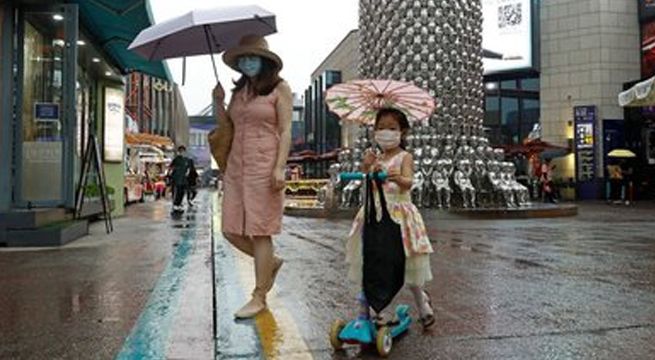 China requiere test negativos de COVID-19 para los llegados al país en avión