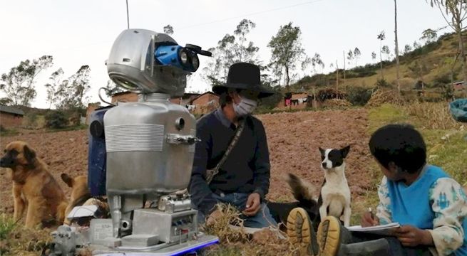 Maestro peruano crea robot para dar clases en las zonas más pobres