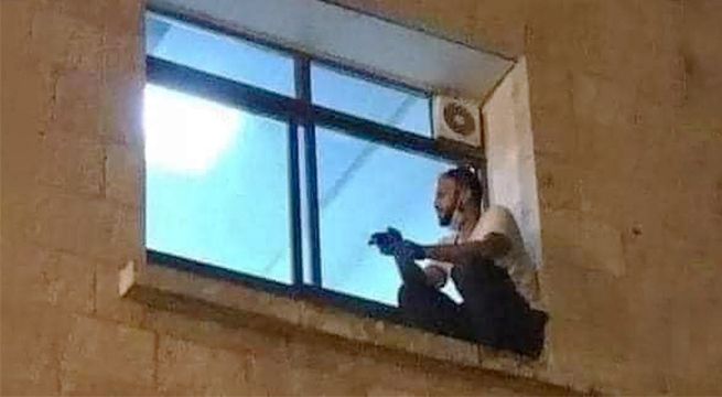 Hombre trepó la pared de un hospital para despedirse de su madre antes de que fallezca por Covid-19