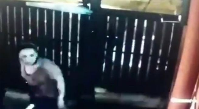 Mujer escupe en la cara a un vigilante porque le pidió ponerse la mascarilla [VIDEO]