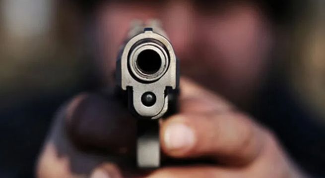 Esposa de asaltante que fue asesinado por un anciano en defensa propia, lo culpa por dejar a su hijo