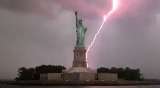 Captan impacto de rayo sobre la Estatua de la Libertad de Nueva York [VIDEO]