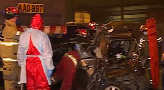 Surco: auto quedó aplastado entre dos tráilers en la Panamericana Sur