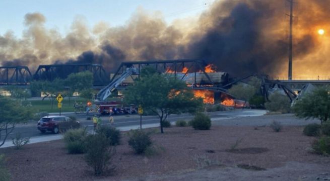 Tren se descarrila y desata voraz incendio en Arizona [VIDEO]