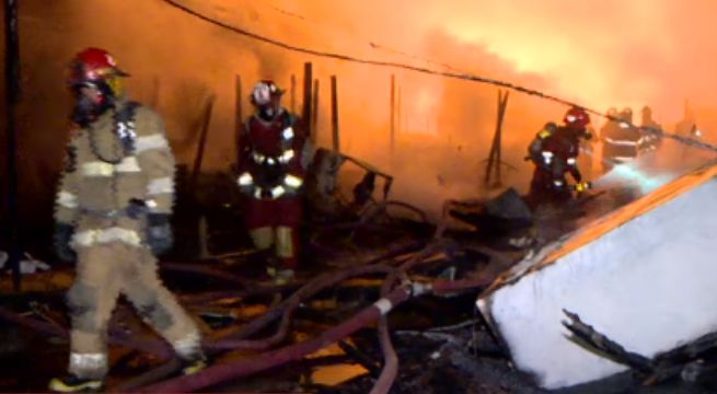 Más de 60 familias resultaron damnificadas tras incendio en el centro de Lima