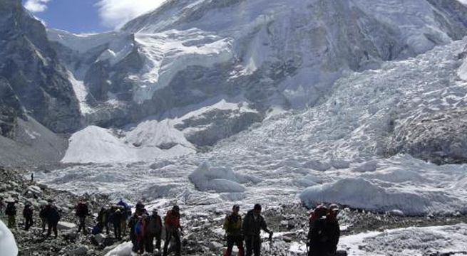 Nepal reabrirá el Everest a los escaladores pese a aumento de casos de coronavirus