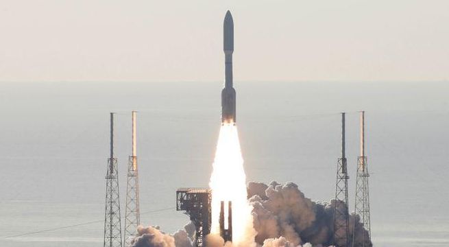 NASA lanza nuevo vehículo de exploración espacial para buscar señales de vida pasada en Marte