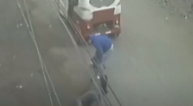 'Raquetero' arrastró a mujer para arrebatarle su cartera en Comas