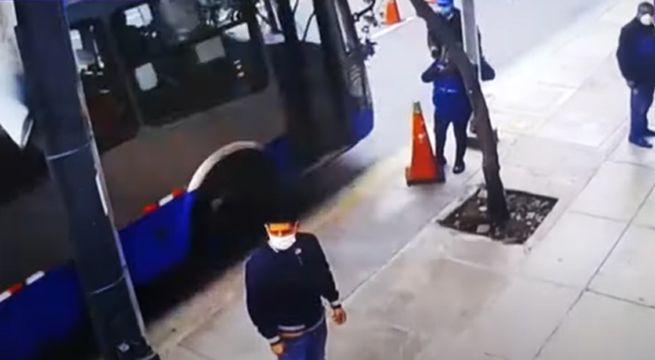 Chofer del Corredor Azul embistió a hombre en el centro de Lima