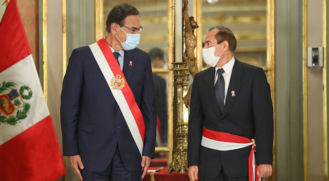 Vizcarra tomó juramento a Walter Martos como jefe del Gabinete Ministerial