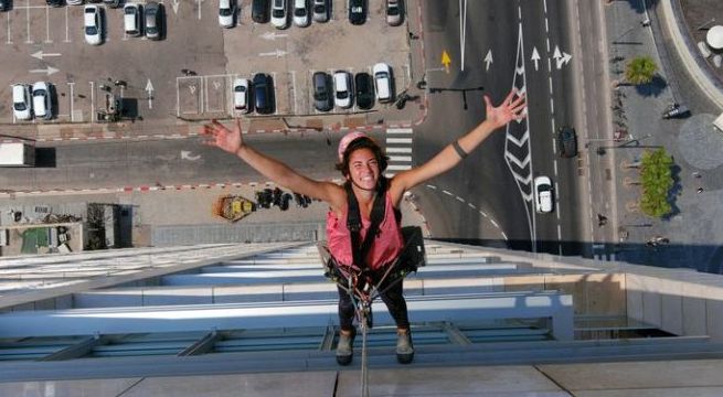 Limpiadora de vidrios de Tel Aviv se convierte en estrella de TikTok con sus selfies