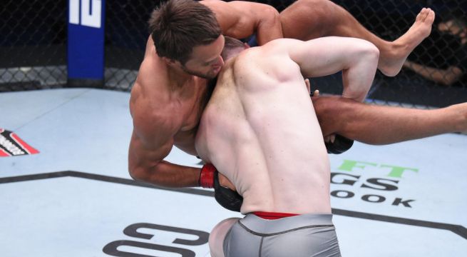 Sufrió grave lesión durante combate de Artes Marciales Mixtas y su rival le pide disculpas