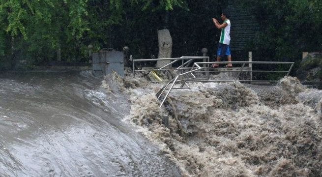 Dos niñas son salvadas de ser arrastradas por un río durante tormenta