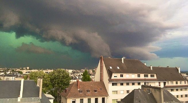 El cielo se tiñó de color verde por una fuerte tormenta en Francia [VIDEO]