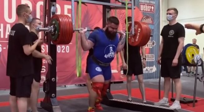 Hombre que cargó 400 kilos en sentadillas sufre grave lesión
