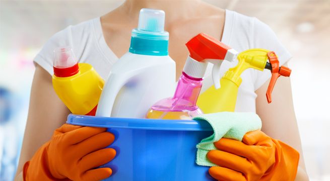 Mujer murió al mezclar dos productos de limpieza para desinfectar su casa