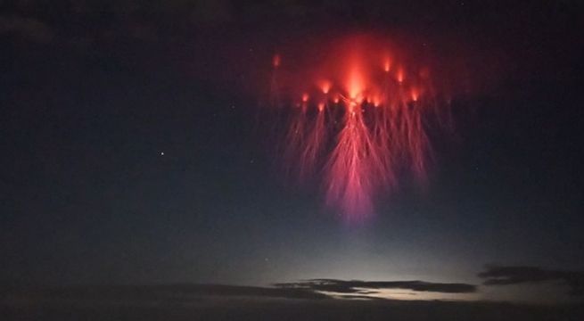 Extraño fenómeno en el cielo es comparado con una 'medusa roja'