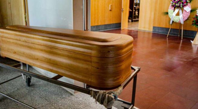 Ladrón armado con un plátano intenta robar en una funeraria