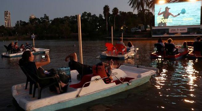 Israel inaugura cine flotante para ver películas con distanciamiento social