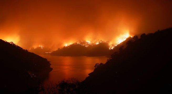 La rapidez del fuego en California amenaza a decenas de miles de personas