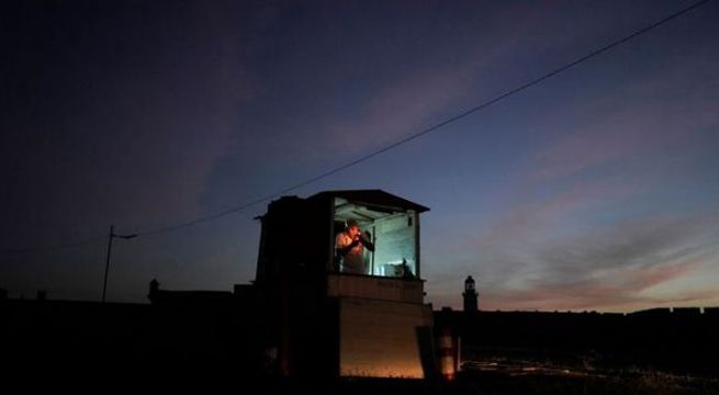 Junto a una fortaleza colonial y en una cabina de madera, cubano se aisla por coronavirus