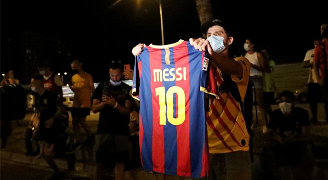 Hinchas del Barcelona salieron a las calles ha pedir que Messi se quede