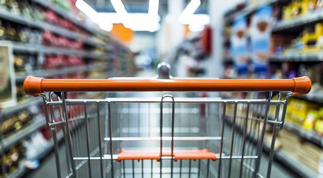 Utilizan máquina de rayos UV para desinfectar carritos de supermercado