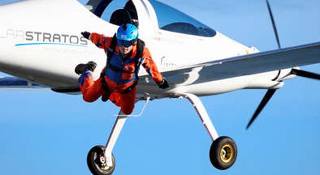 Paracaidista realiza primer salto del mundo desde un avión con energía solar