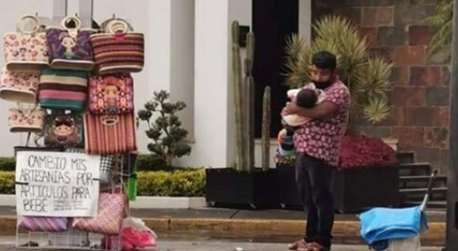 Hombre pide artículos para su bebé a cambio de las artesanías que vende
