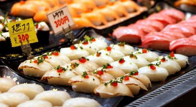 Chef de sushi de Japón usa reparto con fisicoculturistas para impulsar su negocio en pandemia