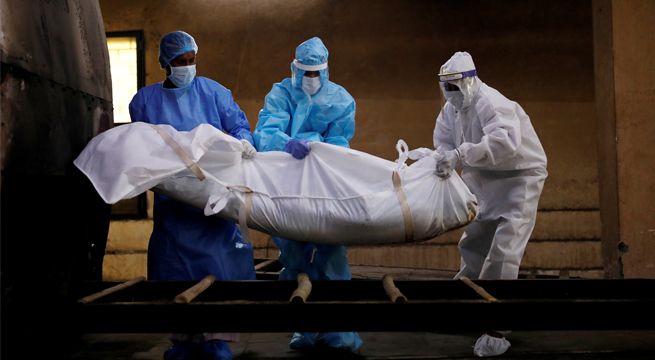 Muertes por coronavirus en el mundo superan las 900 mil