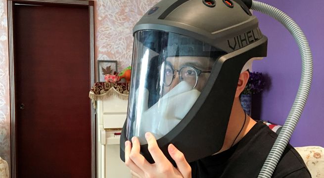 Inventan casco que permite rascarse y comer sin peligro de contagiarse de Covid-19